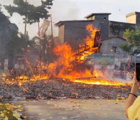 Ribuan Orang Padati Festival Bakar Tongkang 2025